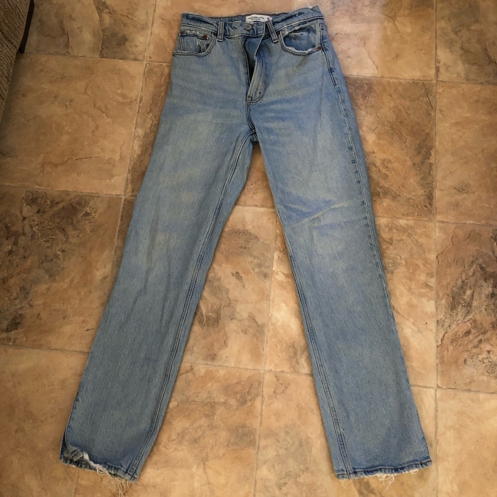 Abercrombie The 90’s Straight Ultra High Rise Jeans 26/2 Short